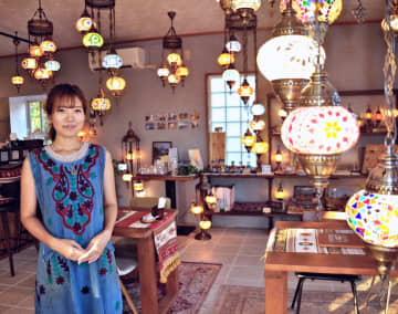 「...and　lamp」店主の村田彩さん。店内には約130個のトルコランプが飾られている＝12日、本部町崎本部