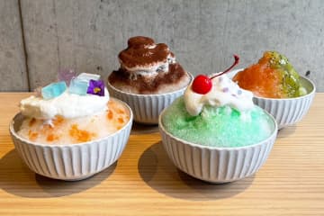 写真手前左から「宝石かき氷」「クリームソーダかき氷」（各1,000円）