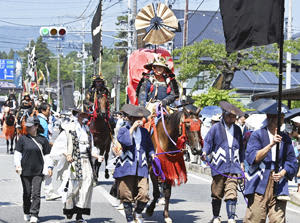 相馬言胤さん（中央）を総大将に出陣し、北郷陣屋に向かう騎馬武者行列＝29日午前、相馬市