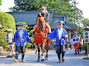 震災から13年ぶりに浪江町室原地区から出陣した吉田さん（中央）＝29日午前