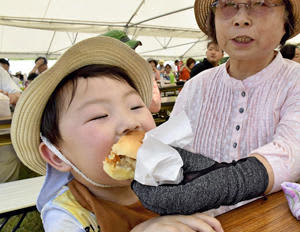 三大鶏を使ったグルメを味わう子ども＝三島町・美坂高原