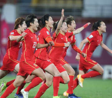 29日、中国新聞週刊は、現在多くのスポンサーが付いているサッカー中国女子代表について「もう金欠ではなくなったのか」とする記事を掲載した。写真はサッカー中国女子代表。