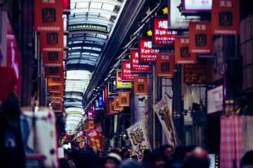 日本最長の商店街として知られる大阪・天神橋筋商店街。みなさんがお住まいの地域には元気な商店街はあるだろうか？