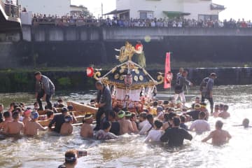 下館祇園まつりの最後を飾るみこしの川渡御=筑西市丙