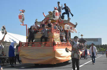 会場を練り歩く山車=日立みなと町