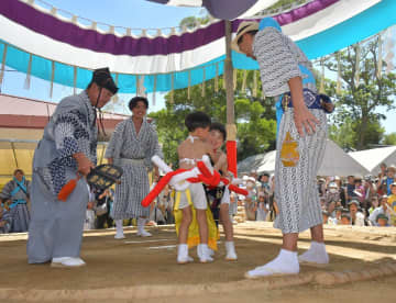 元気よく相撲を取る子どもたち=潮来市新宮