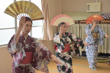 踊りの稽古で所作を確認する舞方=水戸市五軒町