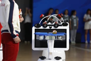 表彰式ロボットが成都ユニバでお披露目された。