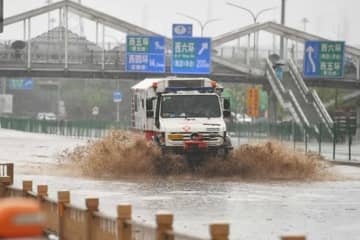 北京市・天津市・河北省などは7月29日から大雨に見舞われており、一部の地域では降水量が累計で最大1000ミリに達し、1時間当たりの降水量が最大100ミリ以上に達している。