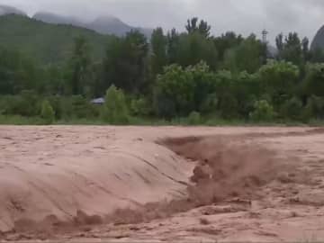 大型の台風6号「カーヌン」は中国の東海の上を進んでおり、その影響で東部沿岸や海域では風雨が続く見込みです。