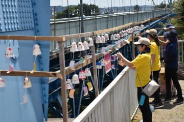 小学1年生が描いた風鈴も飾り付けられた=常陸太田市天下野町