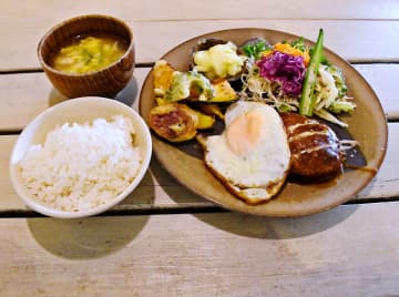 島野菜を付け合わせた「煮込みハンバーグプレート」