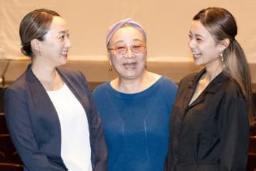 娘の明子さん（左）と孫の琴音さん（右）に挟まれ笑顔を見せる佐々木愛さん