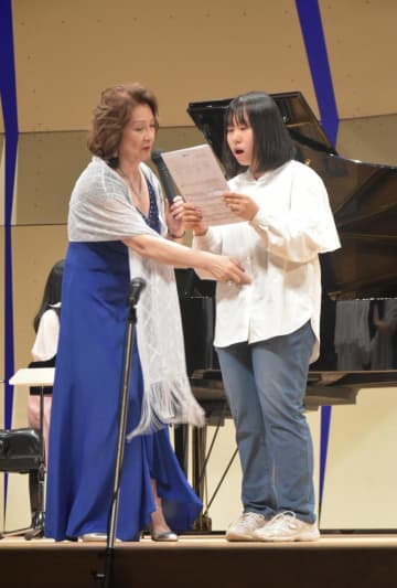 高萩市立松岡中3年生の矢田絢音さん(右)に歌唱指導する国井美香さん=同市高萩