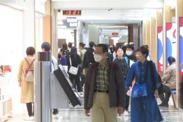 6日、韓国・JTBCは、西武新宿駅に導入された同時翻訳システムを紹介した。写真は成田空港。