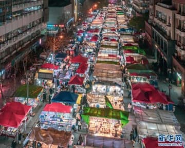 多くの買い物客が稠城街道にある三挺路ナイトマーケットを訪れ、義烏市場のさまざまな商品を購入している。