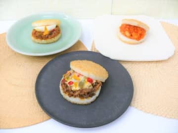 「モスライスバーガー」の「ガパオ」（左）と「チーズ焼肉」（中央）、「エビチリ」