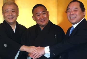 九代目林家正蔵襲名が決まり、春風亭小朝さん（左）、林家こん平さん（右）と握手をする林家こぶ平（当時）／（Ｃ）共同通信社