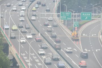 この夏、携帯ナビアプリを使うと、システムが周辺の木陰やビル陰などの区間をリアルタイムで表示してくれる上、目的地に基づき日陰ルートを自動で設定できる。写真は上海。