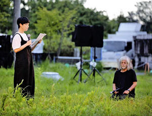 飴屋法水さん（右）らによる演劇パフォーマンス「人は、見たものを」（鈴木竜一朗さん撮影）