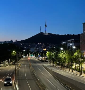 韓国紙は自国経済を低空飛行する航空機に例えたコラムを掲載。先行きに強い危機感をあらわにした。