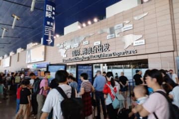 中国から日本への団体旅行が解禁された。爆買いブーム再来など訪日旅行需要の急回復が見込まれる。写真は上海浦東国際空港。