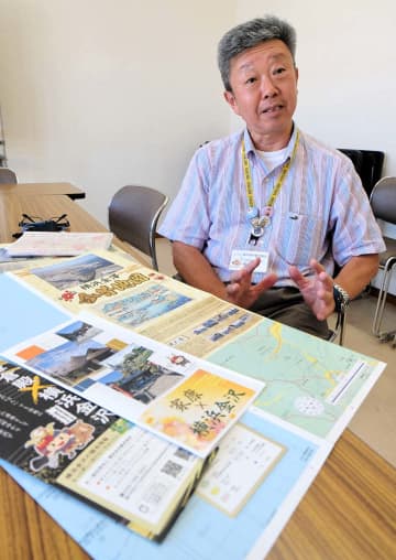 制作のこだわりを語った佐藤事務局長＝横浜市金沢区の横浜金沢観光協会