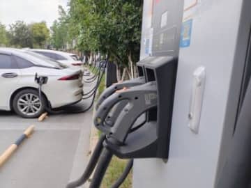 中国のSNS・微博（ウェイボー）で「電気自動車（EV）を急速に発展させる中国は道を間違えているのか」との話題が大きな注目を集めている。