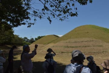 霞ケ浦を望む高台にある富士見塚古墳=かすみがうら市柏崎