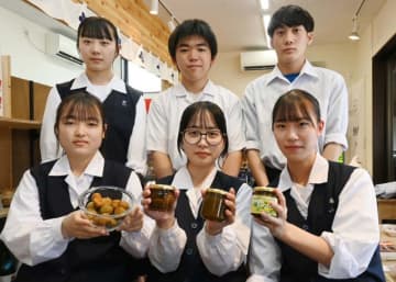 釜石地域で生産した梅で作った甘露煮などをPRする盛岡農高食品科学科の2年生