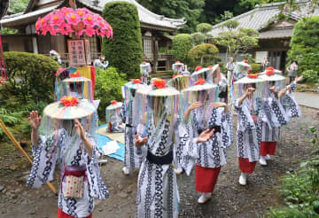 「真家みたまおどり」で踊りを披露する踊り子=15日午前、石岡市真家の明円寺