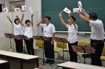 朗読劇の中で出征の様子を表現する「かりゆしの会」のメンバー=鹿嶋市宮中