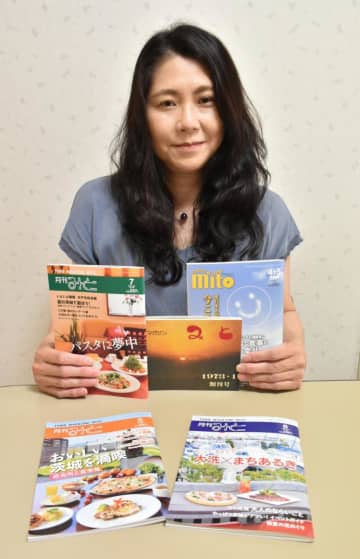 創刊50年を迎えた「月刊みと」のバックナンバーを紹介する編集長の十津川良子さん=水戸市八幡町