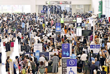 航空券のキャンセル待ちなどをする観光客らで混雑する那覇空港＝3日午後