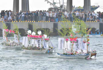 故人の供養のため、新盆を迎えた家々によって海に流される盆船=16日午前7時ごろ、北茨城市大津町