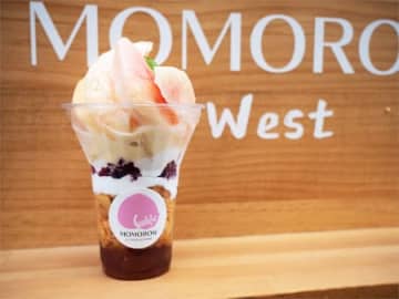 「MOMOROW West」を代表するメニューの一つ「プレミアムフレッシュピーチパフェ」の提供イメージ