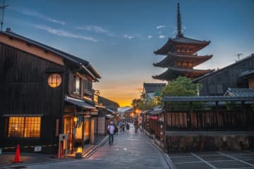 夕暮れの京都・八坂の塔（nomi/stock.adobe.com)