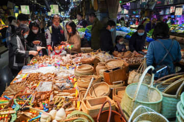 中国各地で市場が若者の人気スポットに