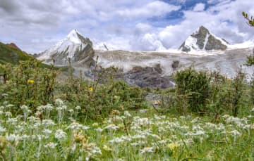 薩普雪山に広がる壮大な風景　中国西蔵自治区