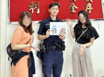 台湾で財布を落とした日本人女性2人に現地の警察官が1万台湾ドル（約4万5000円）を貸したところ、翌日、女性からプレゼントを受け取ったという。