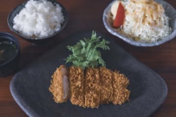 特選ロースカツ1700円。食感を楽しんでもらうため、サラダは別盛。