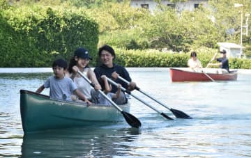 カヌー体験を楽しむ親子=鉾田市玉田