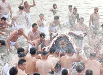 海に入りみこしをもむ担ぎ手たち=ひたちなか市和田町