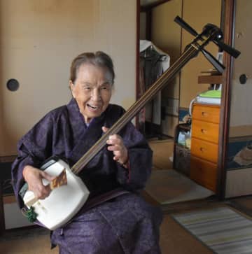 80年以上にわたり、浪曲の三味線曲師を務める玉川祐子さん=東京都内