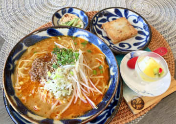 もちもち中華麺にこくのあるスープが絡む担々麺。小鉢とデザートが付く