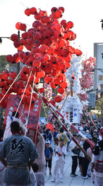 提灯を激しく揺らしながら鹿島神宮へ大青竹を運ぶ氏子ら=鹿嶋市宮中