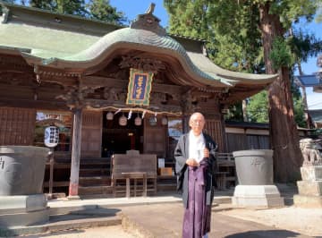 民の安寧を願った仁徳天皇を祭る若宮八幡宮。和田忠彦宮司は「幸せを祈る神社でありたい」と願いを語る=常陸太田市宮本町