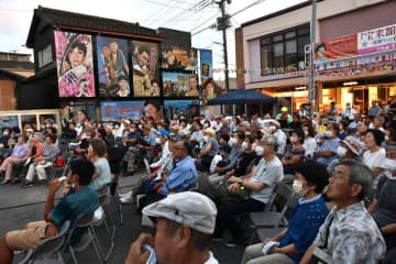 映画館「宝来館」跡地で開かれた野外上映会「懐かシネマ」で映画に見入る観客=常総市水海道宝町