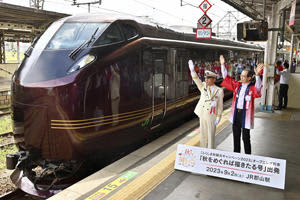 JR郡山駅を出発する団体臨時列車「秋をめぐれば福きたる号」＝2日午前