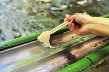 夏の風物詩・流しそうめんだが…　※画像はイメージです